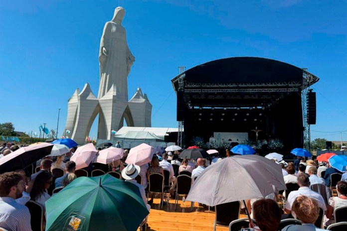Coincidente a la celebración de la Virgen de la Asunción, en Polinia, se inauguró la imagen más alta de la Virgen María. Foto La Hora: EFE