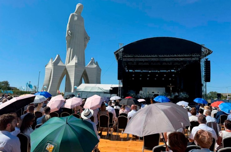 Coincidente a la celebración de la Virgen de la Asunción, en Polinia, se inauguró la imagen más alta de la Virgen María. Foto La Hora: EFE