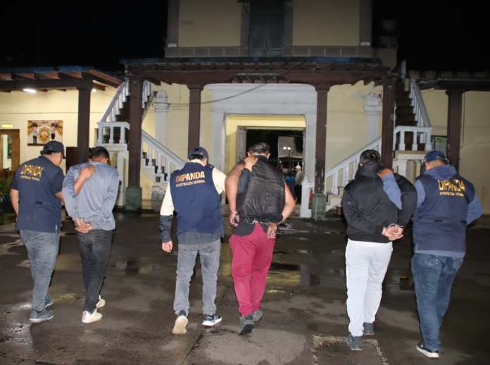 Policía Nacional Civil (PNC) captura a tres presuntos extorsionistas en Chimaltenango. Foto La Hora: Policía Nacional Civil.