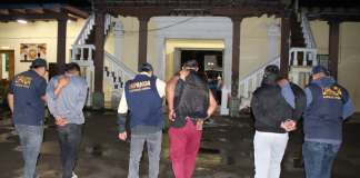 Policía Nacional Civil (PNC) captura a tres presuntos extorsionistas en Chimaltenango. Foto La Hora: Policía Nacional Civil.