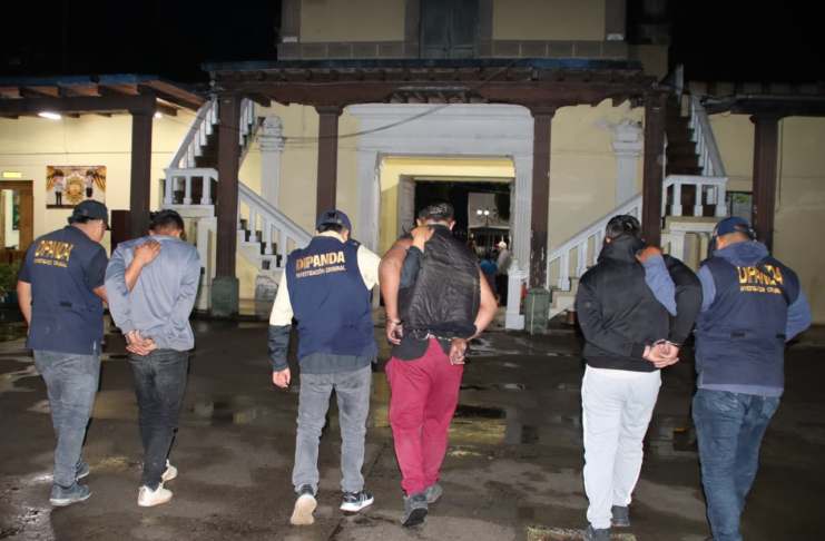 Policía Nacional Civil (PNC) captura a tres presuntos extorsionistas en Chimaltenango. Foto La Hora: Policía Nacional Civil.
