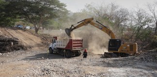 Trabajos del Ministerio de Comunicaciones, Infraestructura y Vivienda (CIV) tras el colapso del puente Güijo. Foto La Hora: CIV