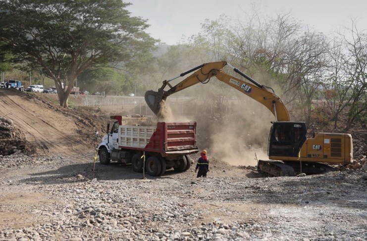 Trabajos del Ministerio de Comunicaciones, Infraestructura y Vivienda (CIV) tras el colapso del puente Güijo. Foto La Hora: CIV