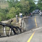 Múltiple colisión en el km 111 CA-9 provoca colapso de puente Güijo, Zacapa. Foto: Conred