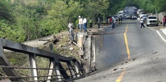 Múltiple colisión en el km 111 CA-9 provoca colapso de puente Güijo, Zacapa. Foto: Conred