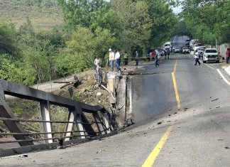 Múltiple colisión en el km 111 CA-9 provoca colapso de puente Güijo, Zacapa. Foto: Conred