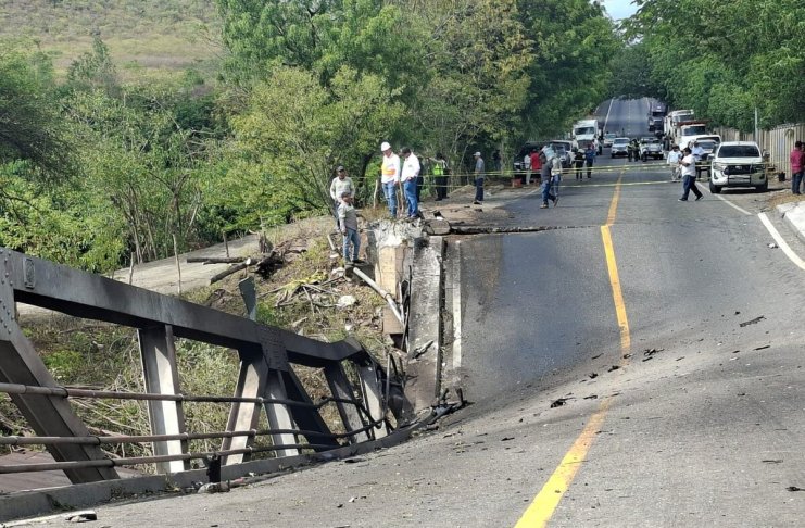 Múltiple colisión en el km 111 CA-9 provoca colapso de puente Güijo, Zacapa. Foto: Conred