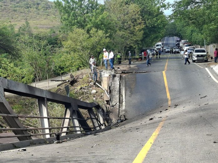 Puente Guijo Múltiple colisión en el km 111 CA-9 provoca colapso de puente Güijo, Zacapa. Foto: Conred