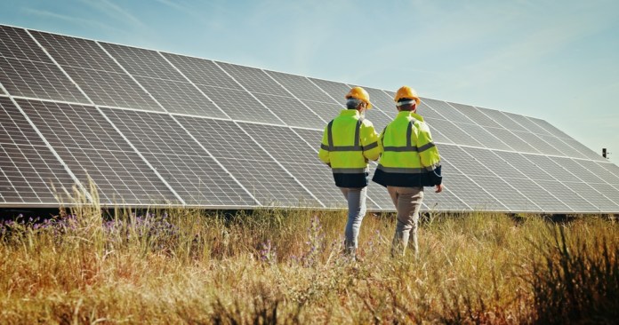 La energía solar también juega un papel cada vez más preponderante en la matriz energética del país. Foto La Hora: Shutterstock