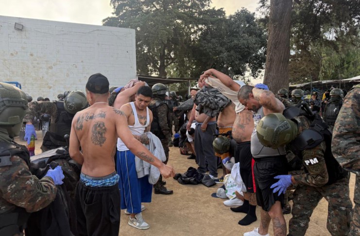 El Ejército de Guatemala realiza una requisa en Pavón con el objetivo de incautar armas utilizadas por reos y en crimenes.