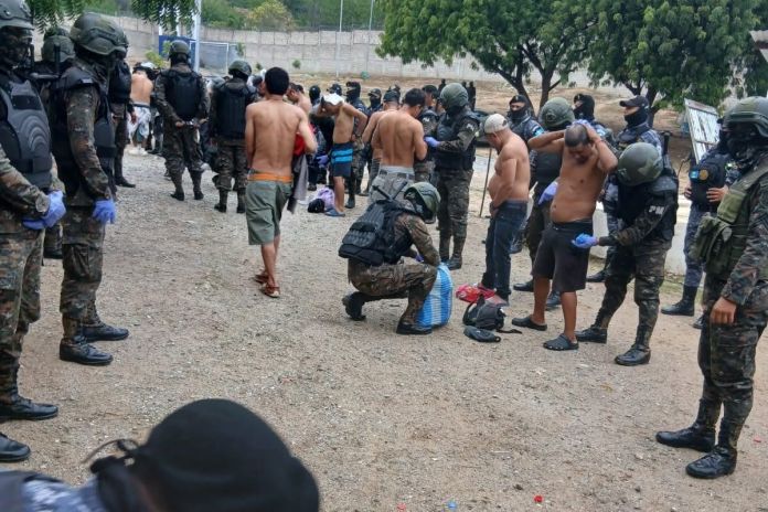 Requisa realizada en el centro de detención Los Jocotes en Zacapa. Foto La Hora: Sistema Penitenciario