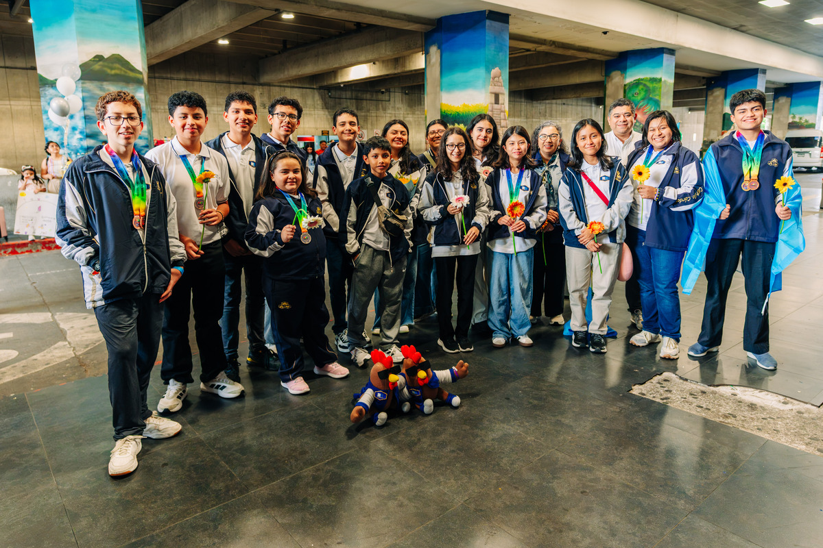 Grupo de estudiantes que representaron a Guatemala en competencia internacional. Foto: Cortesía Colegio Castillo Córdova