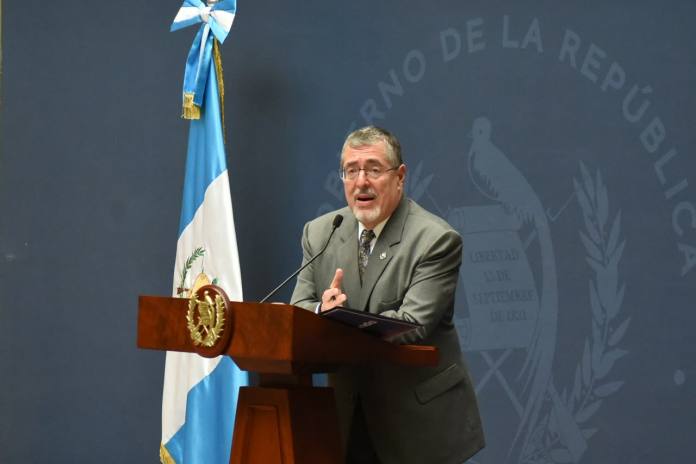 Durante La Ronda, el mandatario Bernardo Arévalo, afirmó que la portabilidad numérica estaría cerca de ser publicada. Foto La Hora: José Orozco.