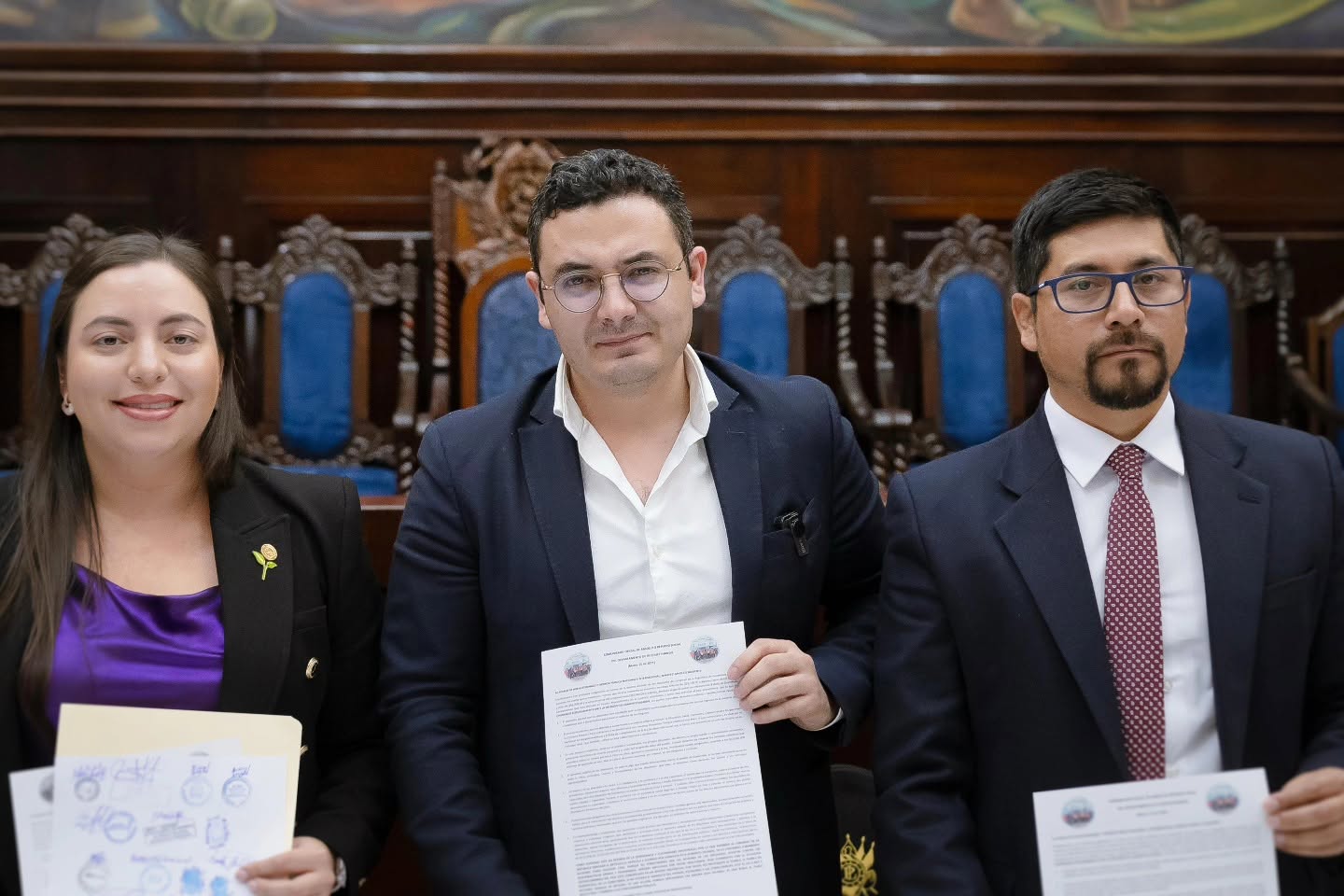 Los diputados de Raíces, Andrea Villagrán, Samuel Pérez y Román Castellanos, en el Congreso de la República. Fotos La Hora: Facebook Samuel Pérez.