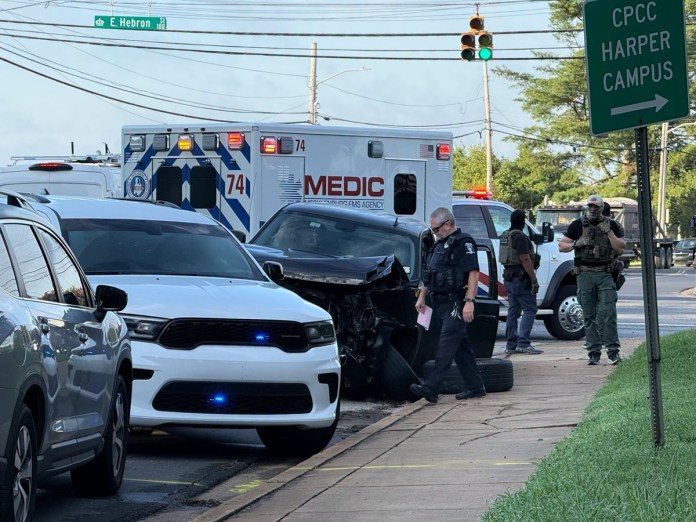 El incidente en Carolina del Norte, donde un joven guatemalteco, Moses, chocó contra otro vehículo mientras huía de ICE. Foto La Hora: FB Siempre NC