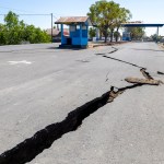 Carretera fracturada tras el terremoto de magnitud 7.7 en la provincia de Nusa Tenggara Oriental, Indonesia el pasado 15 de agosto.