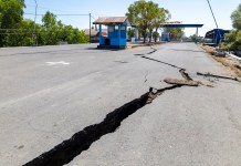Carretera fracturada tras el terremoto de magnitud 7.7 en la provincia de Nusa Tenggara Oriental, Indonesia el pasado 15 de agosto.