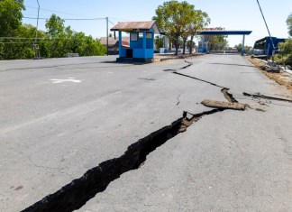 Carretera fracturada tras el terremoto de magnitud 7.7 en la provincia de Nusa Tenggara Oriental, Indonesia el pasado 15 de agosto.