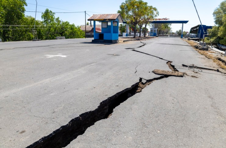 Carretera fracturada tras el terremoto de magnitud 7.7 en la provincia de Nusa Tenggara Oriental, Indonesia el pasado 15 de agosto.