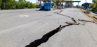 ¿Está la Tierra atravesando una época de mayor actividad sísmica? Carretera fracturada tras el terremoto de magnitud 7.7 en la provincia de Nusa Tenggara Oriental, Indonesia el pasado 15 de agosto.