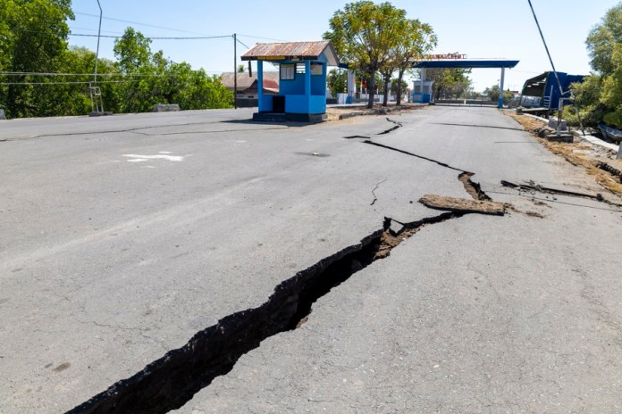 Aftermath of 7.7-magnitude earthquake in East Nusa Tenggara Carretera fracturada tras el terremoto de magnitud 7.7 en la provincia de Nusa Tenggara Oriental, Indonesia el pasado 15 de agosto.