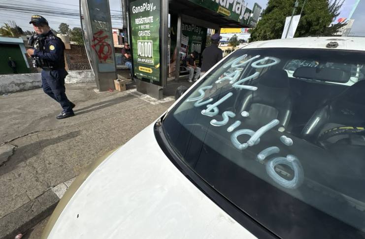 Taxistas se movilizarán hacia el Congreso y plantean eliminar impuestos a los combustibles. Foto La Hora: José Orozco.