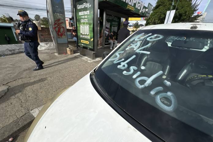 Taxistas se movilizarán hacia el Congreso y plantean eliminar impuestos a los combustibles. Foto La Hora: José Orozco.