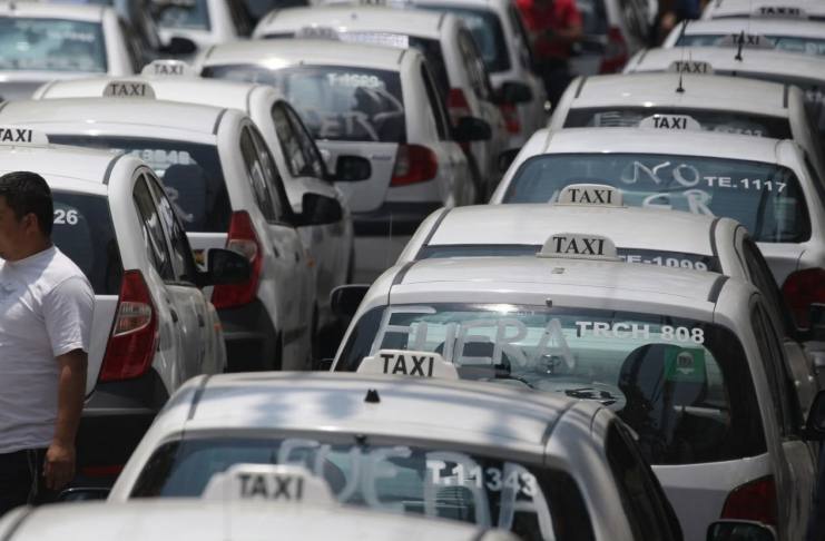 Taxistas y mototaxis se suman a jornada de manifestación de este viernes 24 de julio. Foto La Hora: Asotagua