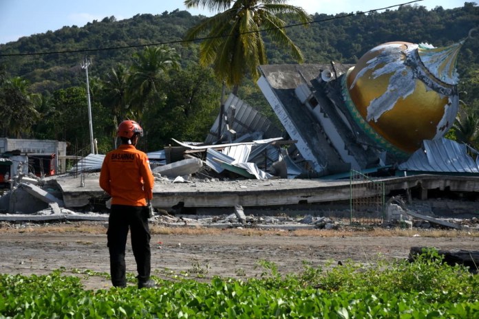 Las víctimas mortales por el terremoto de magnitud 7.7 que sacudió Indonesia el sábado 15 de agosto ascendieron a 68.
