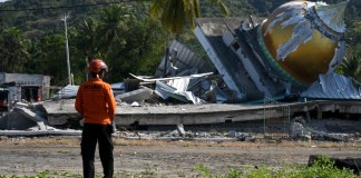 Las víctimas mortales por el terremoto de magnitud 7.7 que sacudió Indonesia el sábado 15 de agosto ascendieron a 68.