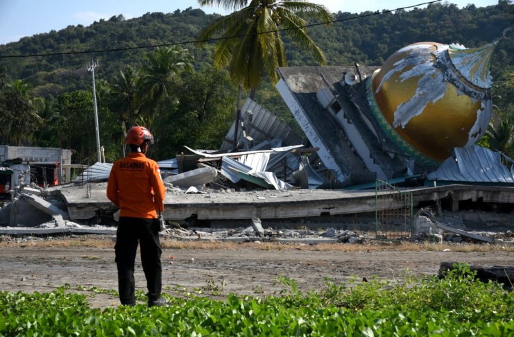 Las víctimas mortales por el terremoto de magnitud 7.7 que sacudió Indonesia el sábado 15 de agosto ascendieron a 68.
