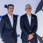 Tim Cook (izquierda) cede a John Ternus el manejo de Apple. Foto La Hora: EFE