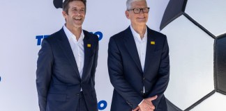 Tim Cook (izquierda) cede a John Ternus el manejo de Apple. Foto La Hora: EFE