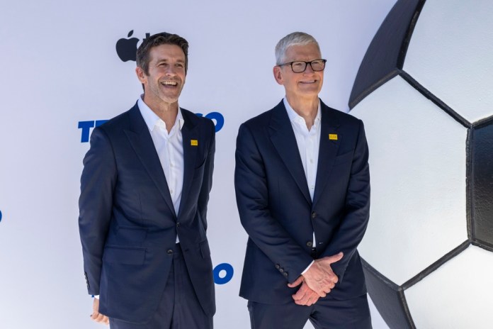 John Ternus sucede mañana a Tim Cook al frente de Apple para liderar la era de la IA Tim Cook (izquierda) cede a John Ternus el manejo de Apple. Foto La Hora: EFE