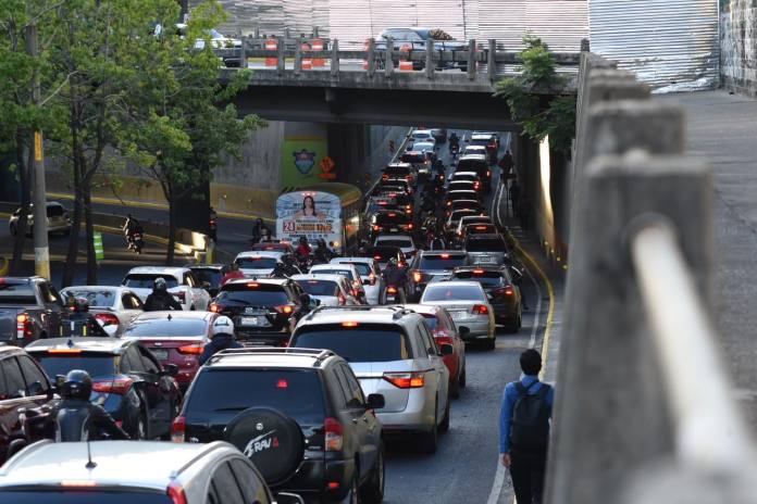 Alta carga vehicular en bulevar Liberación. Foto La Hora: José Orozco.