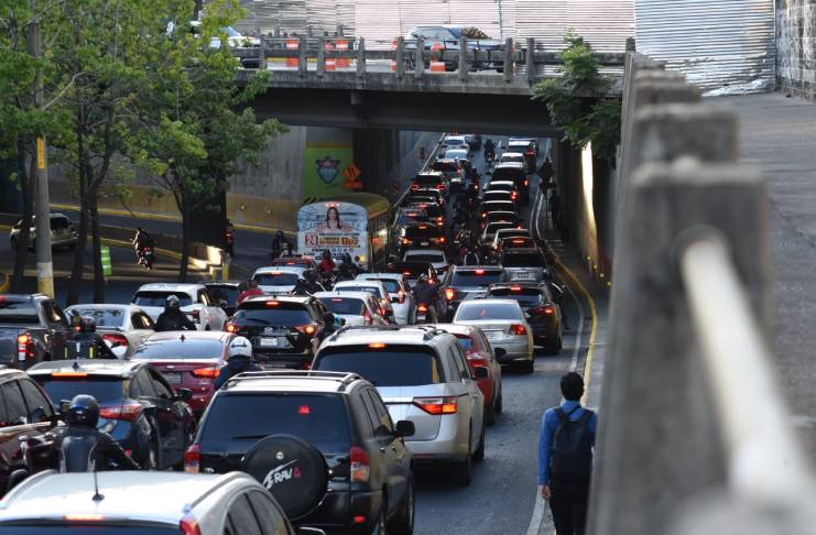 Alta carga vehicular en bulevar Liberación. Foto La Hora: José Orozco.