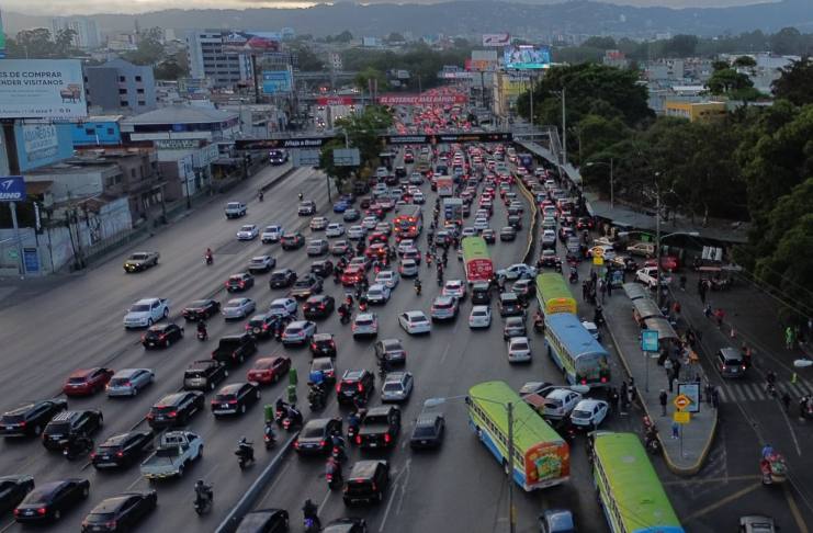 El tráfico en varios sectores de Guatemala, como la calzada Roosevelt y Villa Nueva, se mantiene pesado durante las primeras horas de este 18 de agosto.