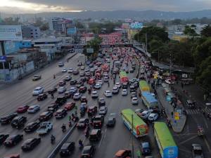 Tres días de largas filas y cambios en el tránsito de la Ciudad de Guatemala