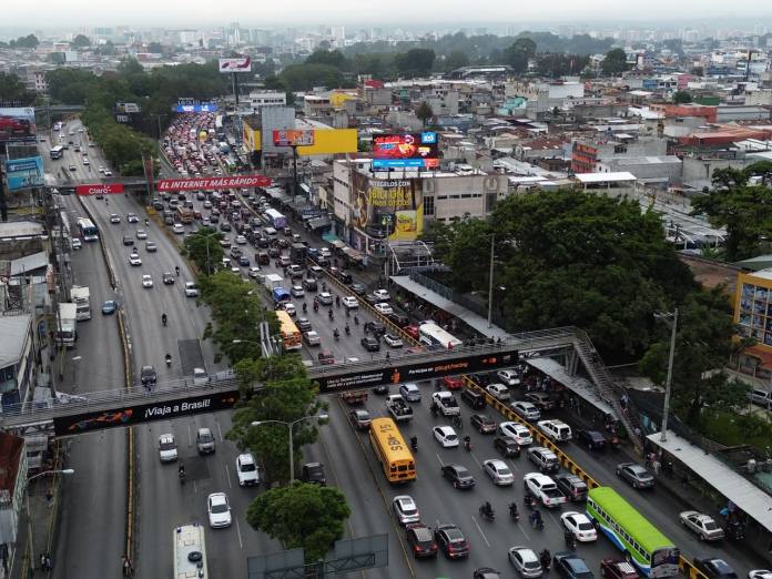 La calzada Roosevelt presenta fuerte carga vehicular este miércoles 19 de agosto.