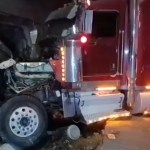 Un accidente múltiple, que involucró a dos tráileres y dos automóviles, se registró durante las primeras horas de este viernes 21 de agosto en la cuesta de Villa Lobos.