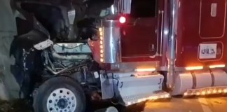 Un accidente múltiple, que involucró a dos tráileres y dos automóviles, se registró durante las primeras horas de este viernes 21 de agosto en la cuesta de Villa Lobos.