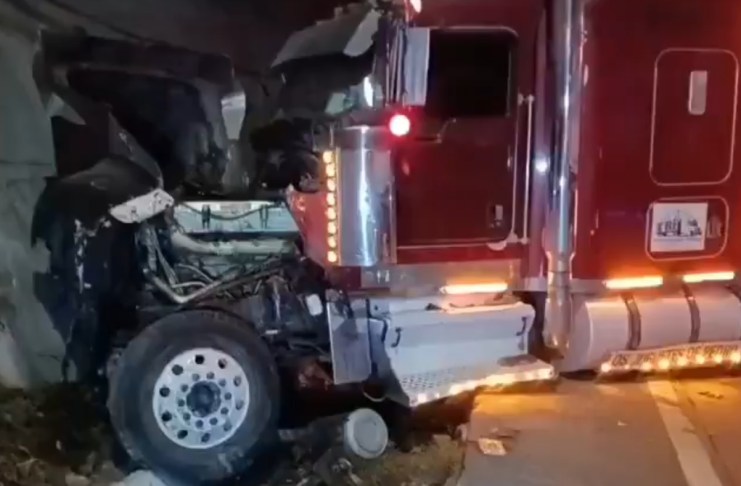 Un accidente múltiple, que involucró a dos tráileres y dos automóviles, se registró durante las primeras horas de este viernes 21 de agosto en la cuesta de Villa Lobos.