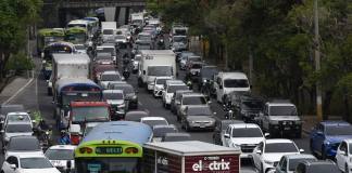 Transito en el bulevar Liberación. Foto La Hora: José Orozco