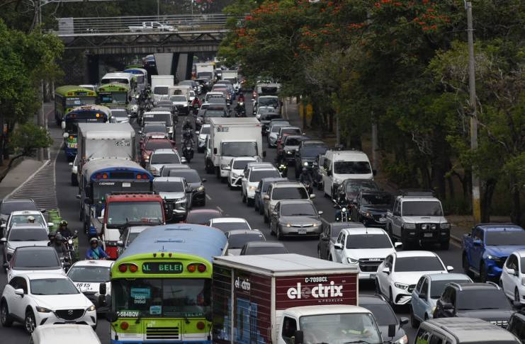 Transito en el bulevar Liberación. Foto La Hora: José Orozco