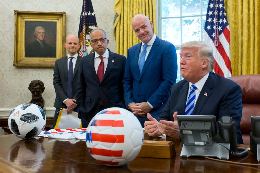 Donald Trump, junto a Infantino y el entonces presidente de la Federación de Fútbol de EE. UU., Carlos Cordeiro, durante una reunión en la Casa Blanca, en agosto de 2018. Cordeiro renunció el 31 de julio de 2026 a su cargo en protesta por el plan para abrir el Mundial a inversionistas privados. Foto La Hora: Michael Reynolds (EFE)