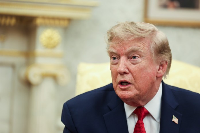 Trump que amenazó este lunes con bombardear 