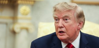 Trump que amenazó este lunes con bombardear "sin piedad" Omán si se interpone en el diálogo entre Washington y Teherán. Foto La Hora: EFE