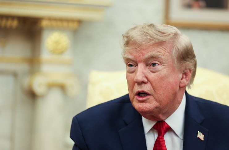 Trump que amenazó este lunes con bombardear "sin piedad" Omán si se interpone en el diálogo entre Washington y Teherán. Foto La Hora: EFE