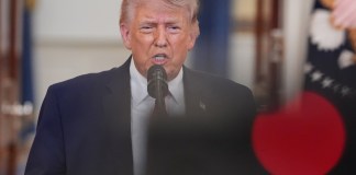 El presidente Trump aseguró este martes que no existe diálogo, ni intenciones de llevarlo a cabo. Foto La Hora: EFE.