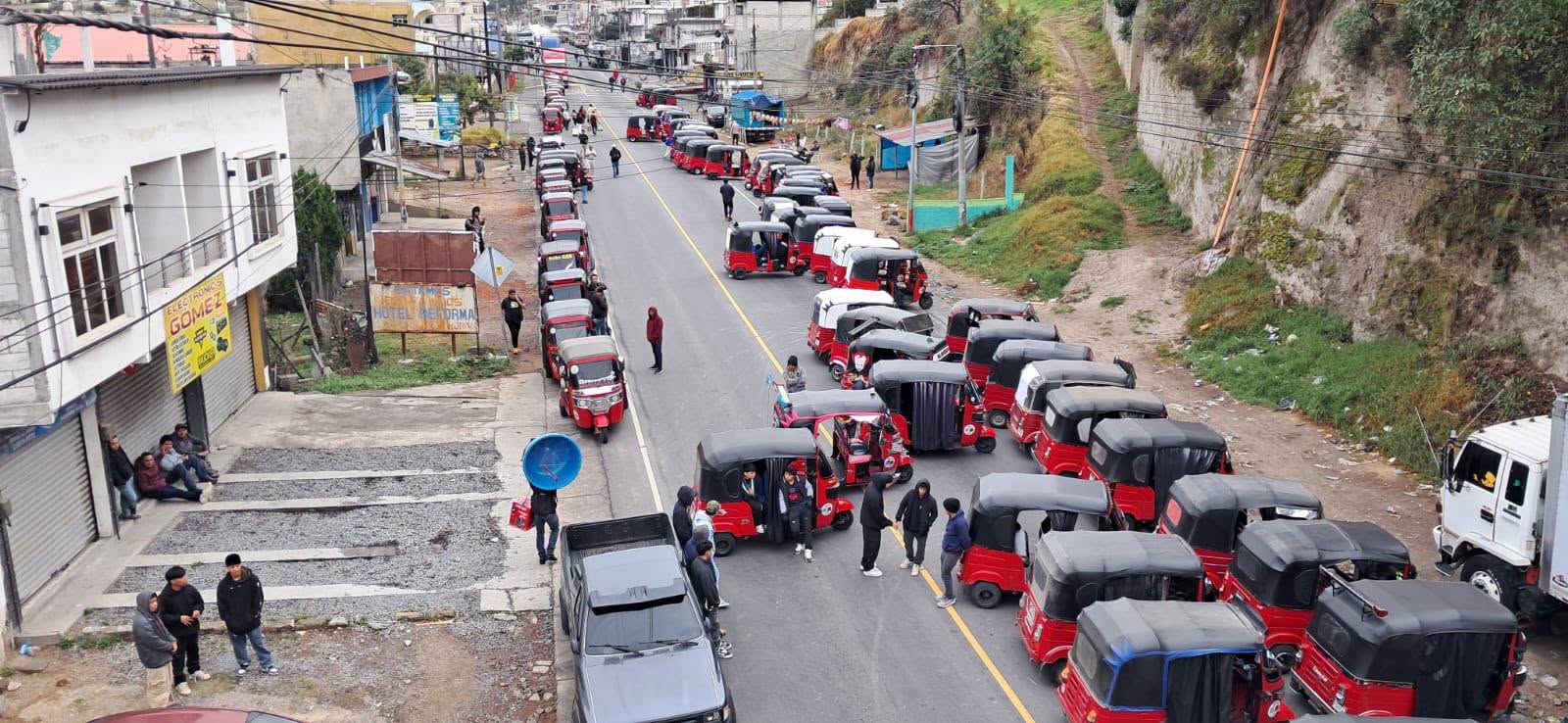Tuc tucs forman parte de la manifestación en Totonicapán: FB Noticias Totonicapán
